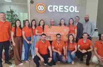 Cresol Integração entrega prêmio de R$ 30 mil para cooperada da campanha “Cooperar é Ganhar”